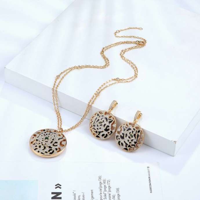 Picture of Cartier Sets _SKUCartiersuits1018281558